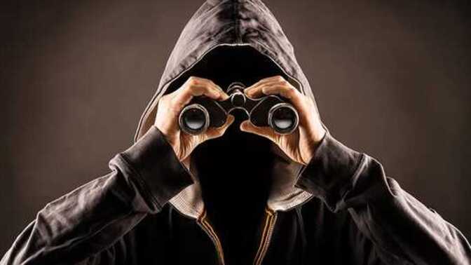 As a woman trying dating apps for the first time, what precautions should be kept in mind before meeting guys?