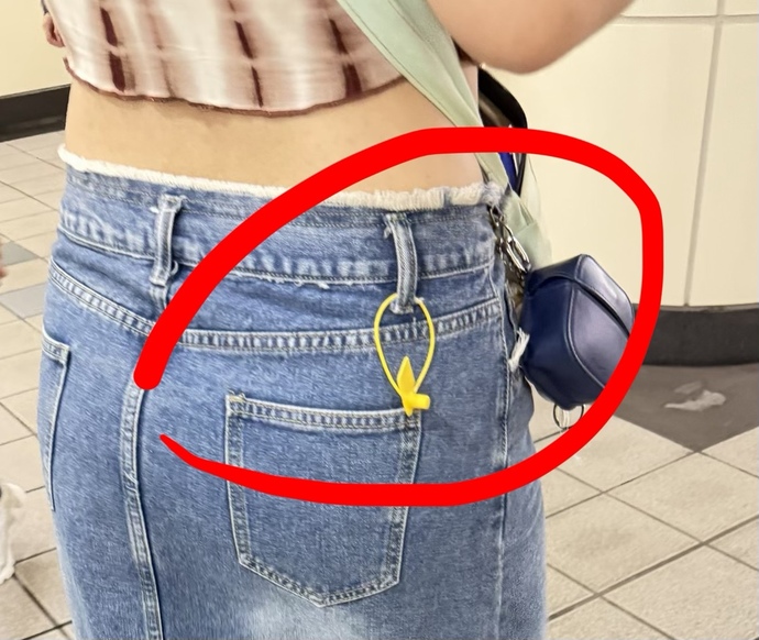 If you see someone wearing clothes with the tag still hanging on like that, would you tell them? they might didn’t realize that?