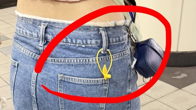 If you see someone wearing clothes with the tag still hanging on like that, would you tell them? they might didn’t realize that?