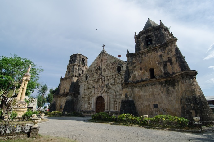 Do these churches look indigenized or colonial to you?