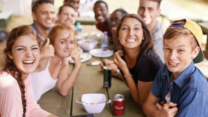 Which is worse on a dating app: a profile with only selfies or a profile with only group pics?