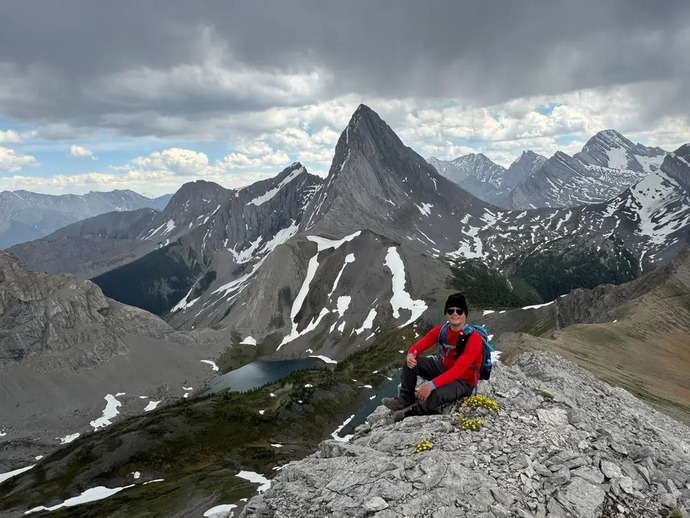 Which picture looks nicer (same mountain, different viewpoint)?