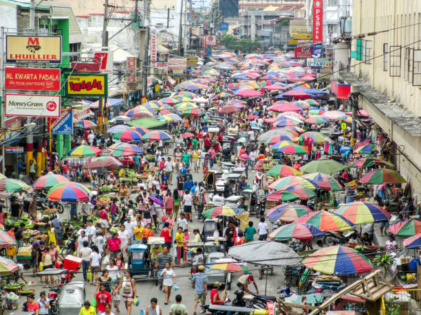 Faded buildings, crowd, wires, motorcycles, vendors, I lowkey love that atmosphere.