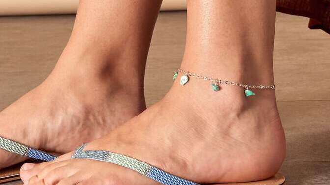 Woman's legs in socks or anklets?