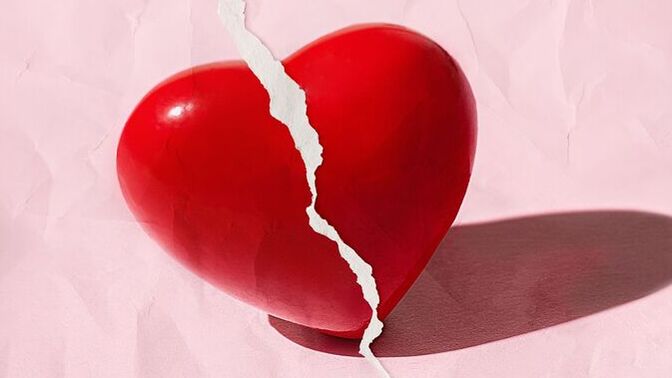 In most breakups, are there obvious signs noticed by both or does the partner who was broken up with feel it was out of the blue?