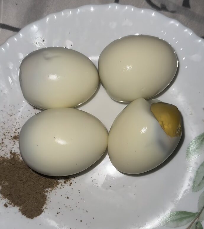 What is the difference in this picture if all eggs 🥚 are men?