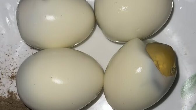 What is the difference in this picture if all eggs 🥚 are men?