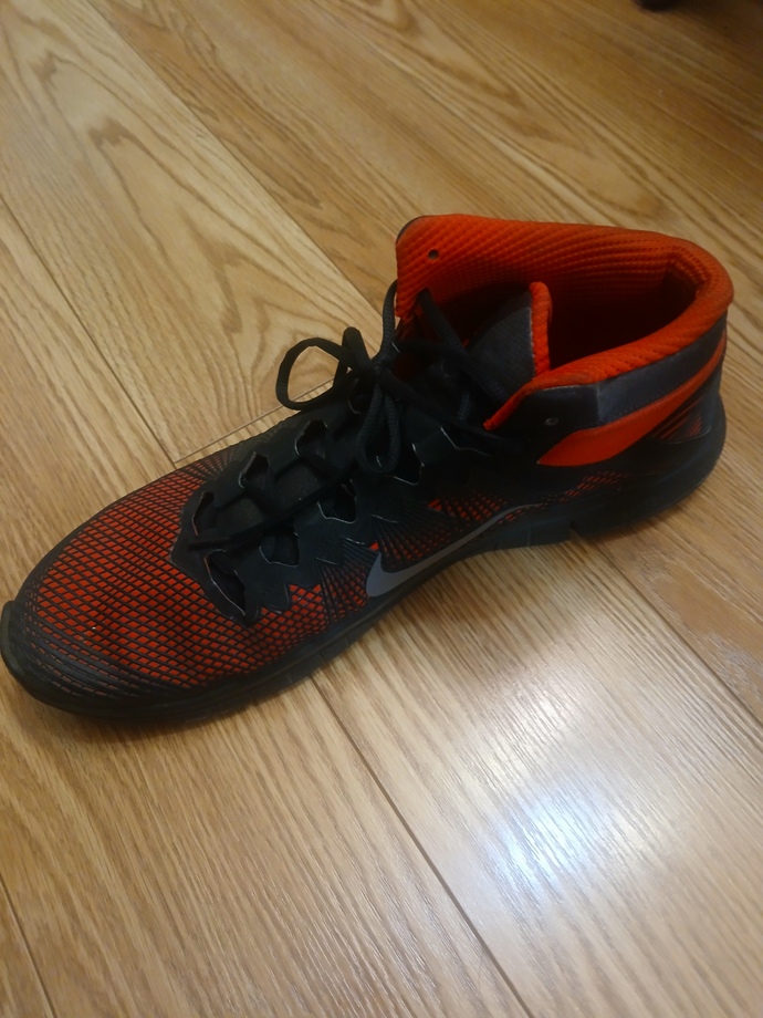 Does the size of this shoe/foot look like it belongs to a teen guy?