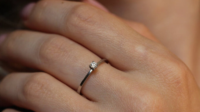 Girls, if you're being completely honest is the size/price of an engagement ring important to you?