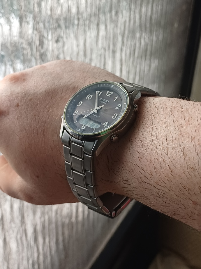 Loose vs fitted wrist watch — Whats nicer on a guy?