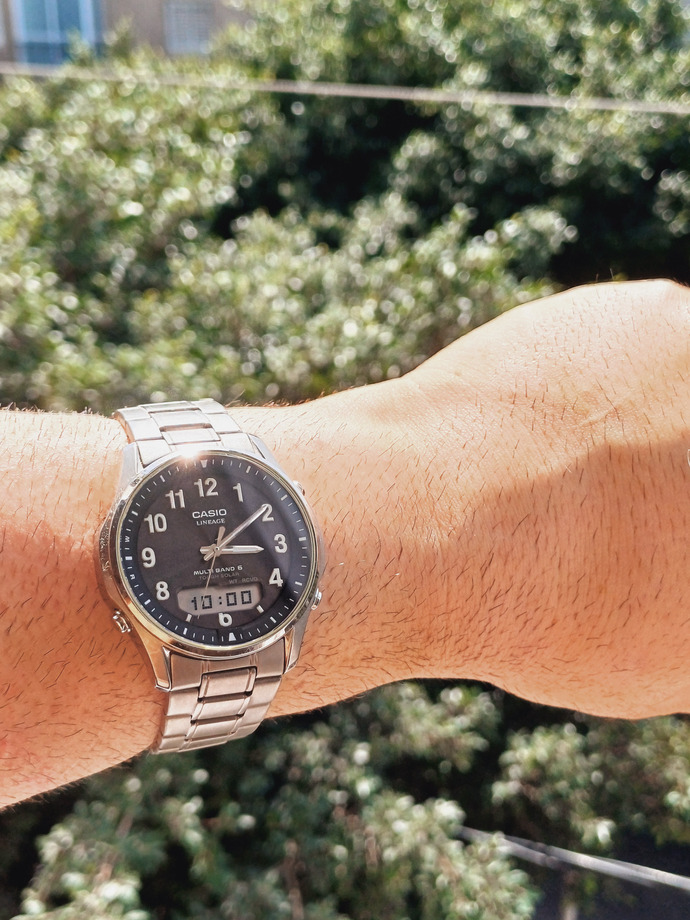 Loose vs fitted wrist watch — Whats nicer on a guy?