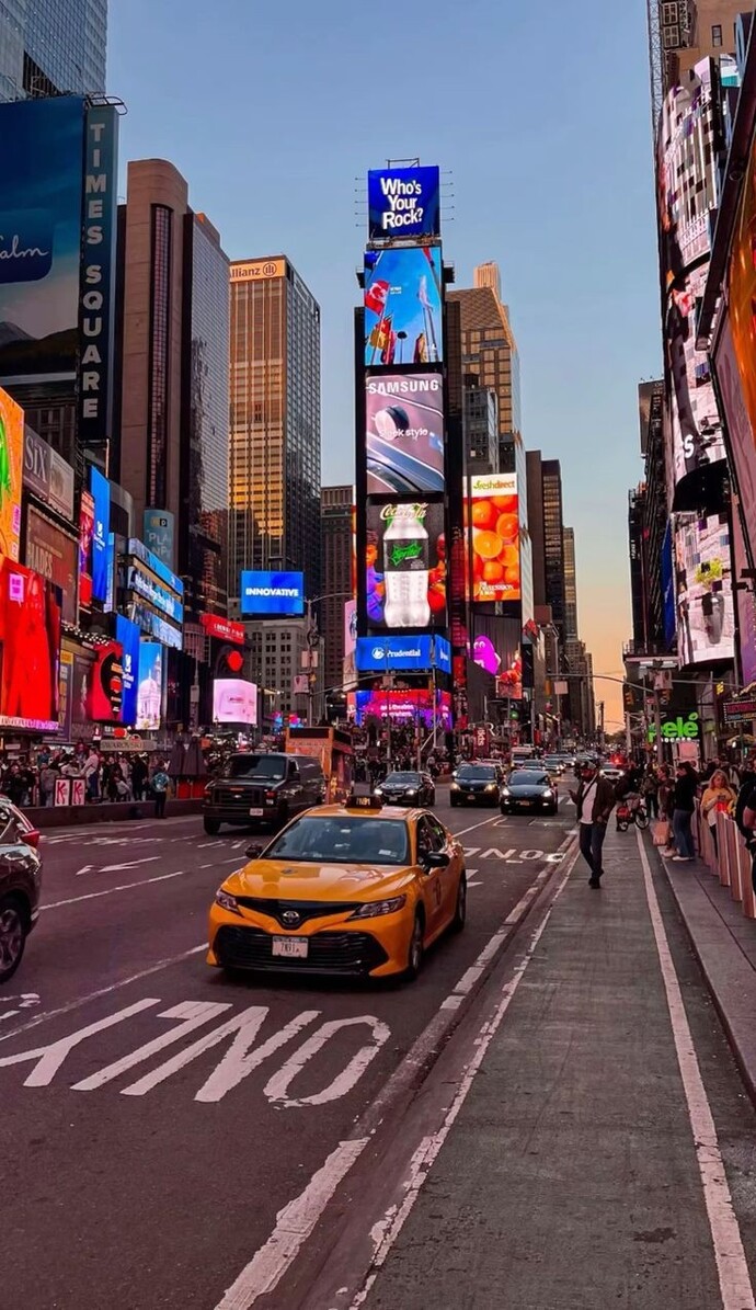 I want to walk around New York with the clothes you are wearing right now, what would I wear?