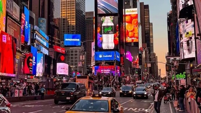 I want to walk around New York with the clothes you are wearing right now, what would I wear?
