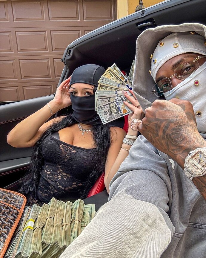 Do women like men with money more?