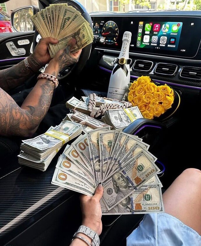 Do women like men with money more?