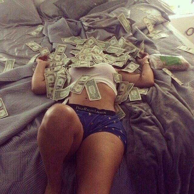 Do women like men with money more?