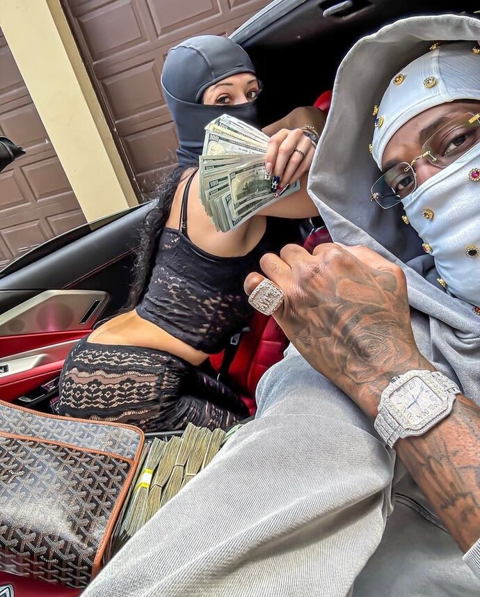 Do women like men with money more?