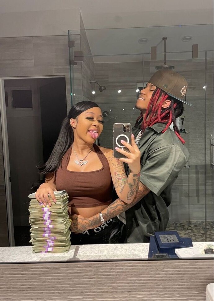 Do women like men with money more?