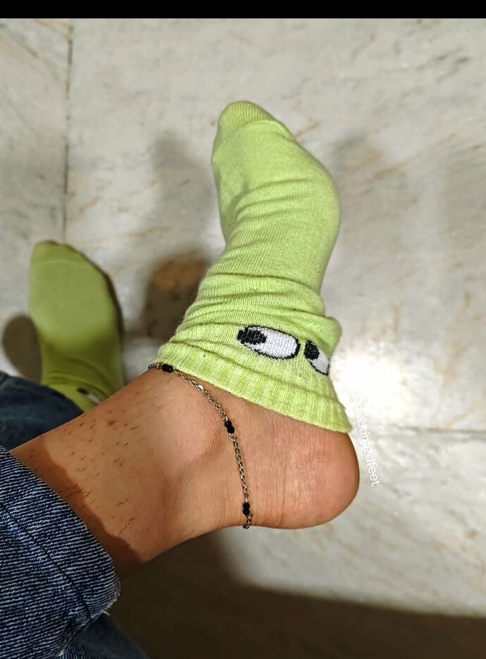 Feet of a woman in anklet or socks?