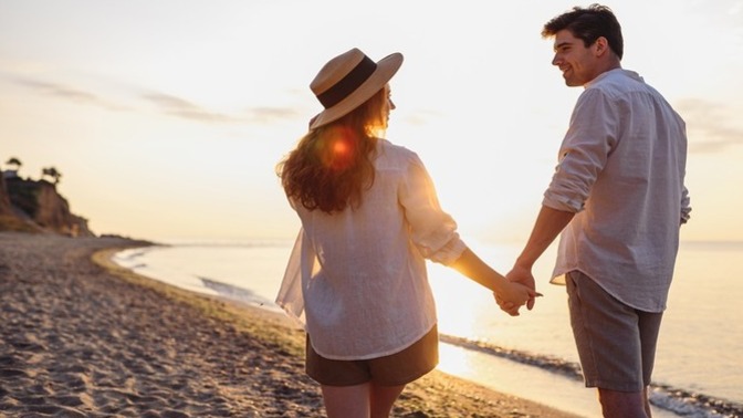 Do you find it sweet/ pleasant when a guy holds your hand on a first date?