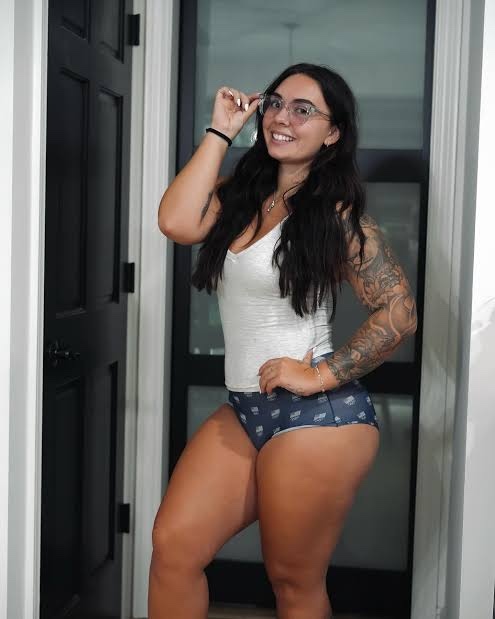 Do gym bros typically go for toned lean girls or muscular curvy girls?