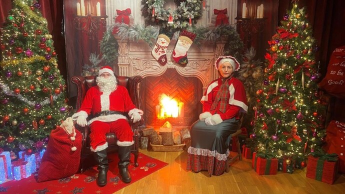 Should Mrs Claus work in Santas grotto?