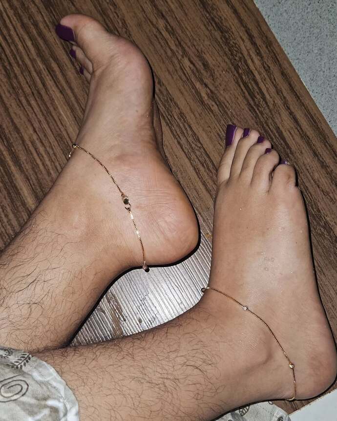 Natural hairy legs on a woman?