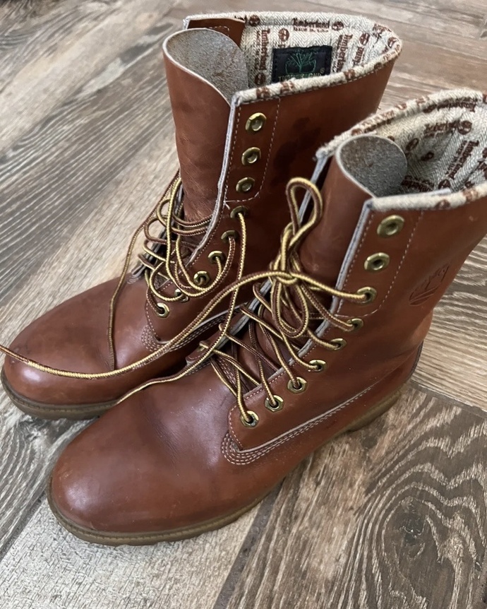 Girls, are combat boots on a guy attractive? Or should I wear something more casual to first dates?