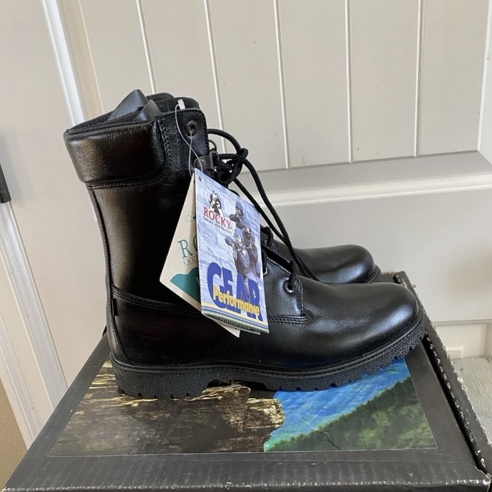 Girls, are combat boots on a guy attractive? Or should I wear something more casual to first dates?
