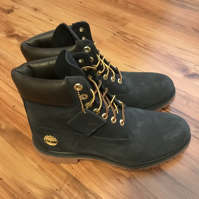 Girls, are combat boots on a guy attractive? Or should I wear something more casual to first dates?
