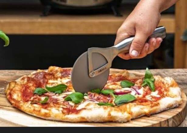 Should we use mini pizza wheels instead of knives to eat pizza?