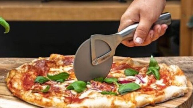 Should we use mini pizza wheels instead of knives to eat pizza?
