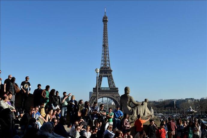 What is your opinion about Adolf Hitler's photograph in Paris?