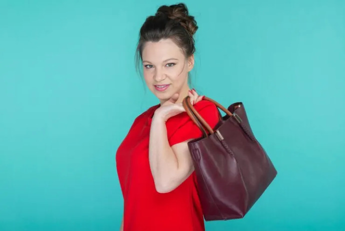 Girls, Does this bag in burgundy clash with a red top?