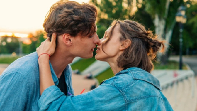 How do you make the first move to kiss a man?