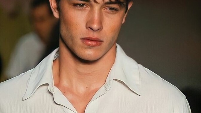 What is one timeless good outfit for men and one total no-go look?