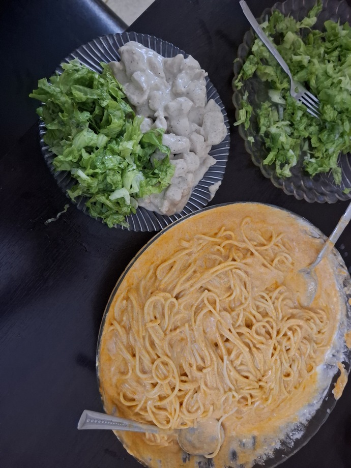 Creamy chicken + buttered red pepper pasta + regular salad