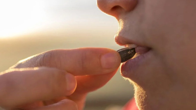 How do you eat sunflower seeds?