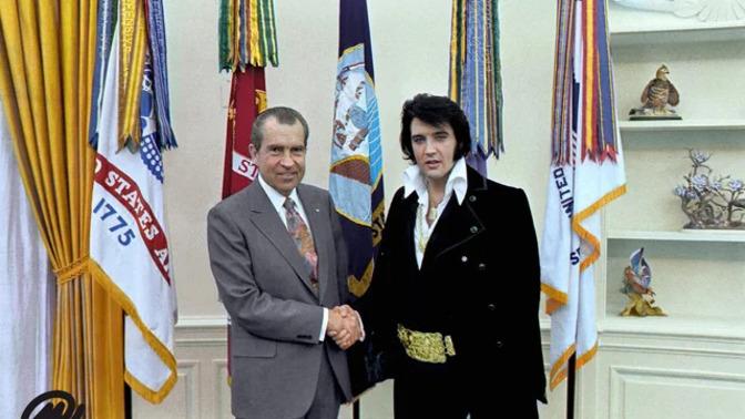 Do you know who is the US president next to Elvis’s Presley in this picture?