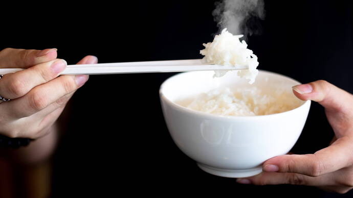 What is the proper way to eat rice correctly?