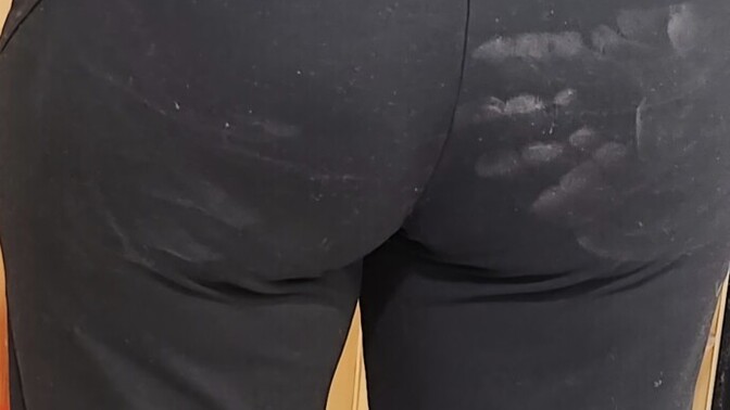 Can a left hand leave a print on the right butt cheek like this?