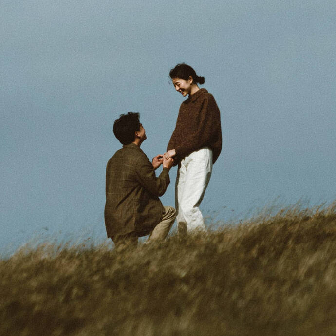 Ladies, do you prefer your boyfriend to kneel when proposing?
