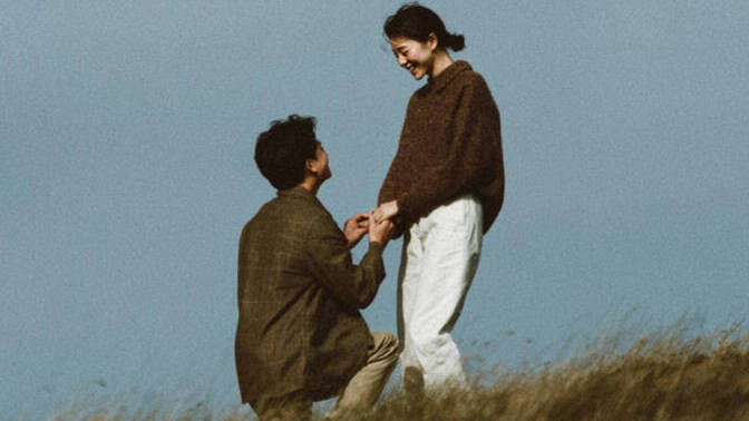 Ladies, do you prefer your boyfriend to kneel when proposing?