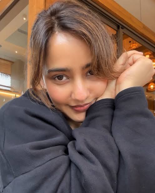 Would you date a person that pays Instagram for exclusive content?