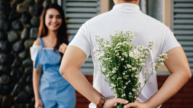 Do women still want flowers on a first date, and why or why not?