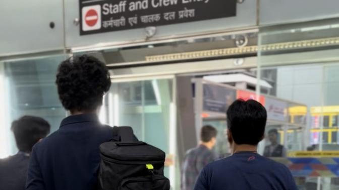 How can I accurately estimate this curly-haired guy’s height from a photo?