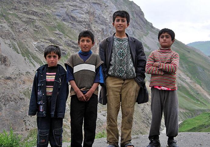How are Yaghnob Tajiks and Tajiks with mostly European DNA classified ethnically?