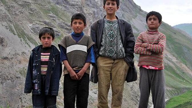 How are Yaghnob Tajiks and Tajiks with mostly European DNA classified ethnically?