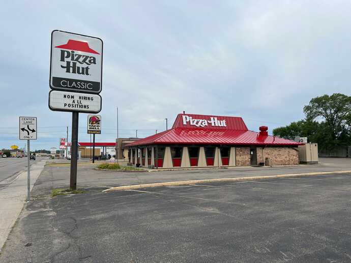 What do you think about some Pizza Hut locations bringing back the old aesthetic?
