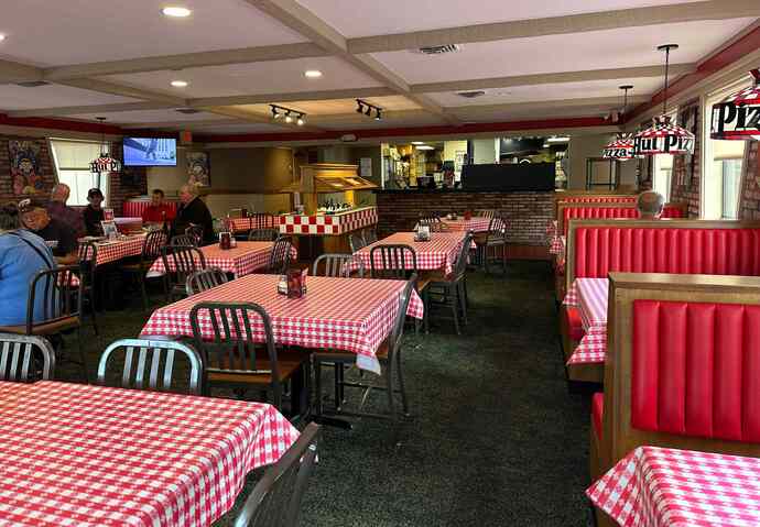 What do you think about some Pizza Hut locations bringing back the old aesthetic?